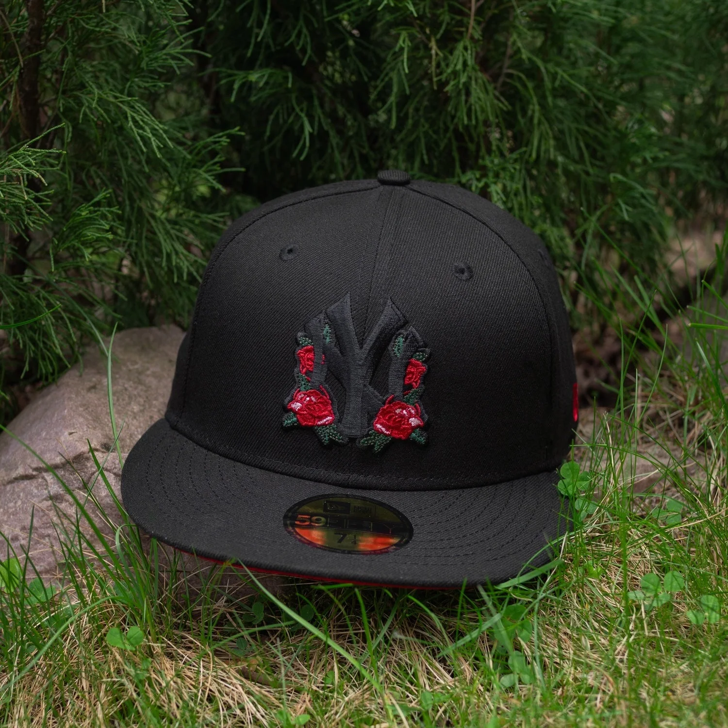 NEW ERA 59FIFTY MLB NEW YORK YANKEES ROSES BLACK / SCARLET UV FITTED CAP